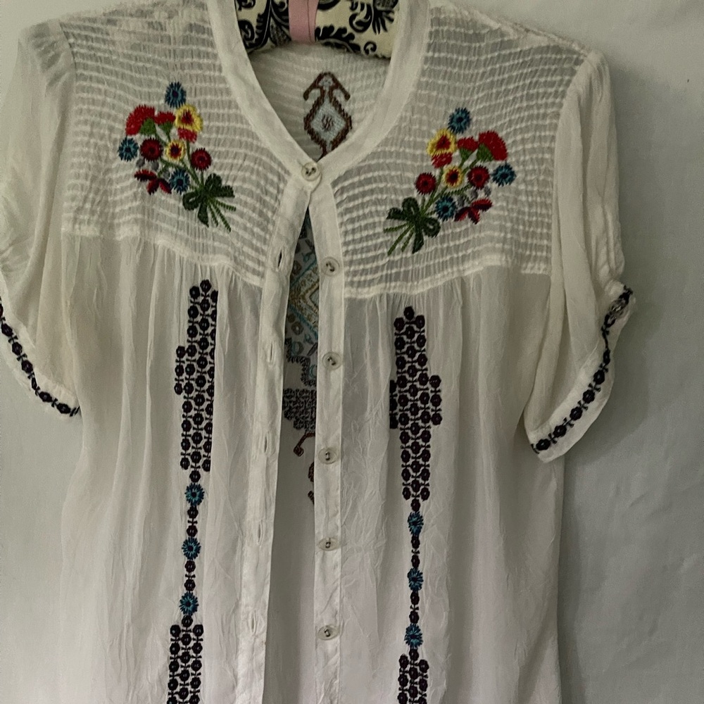 Johnny Was White  Embroidered top size XS